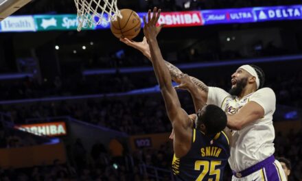 Lakers sobreviven la remonta de Pacers al final y ganan por 150-145