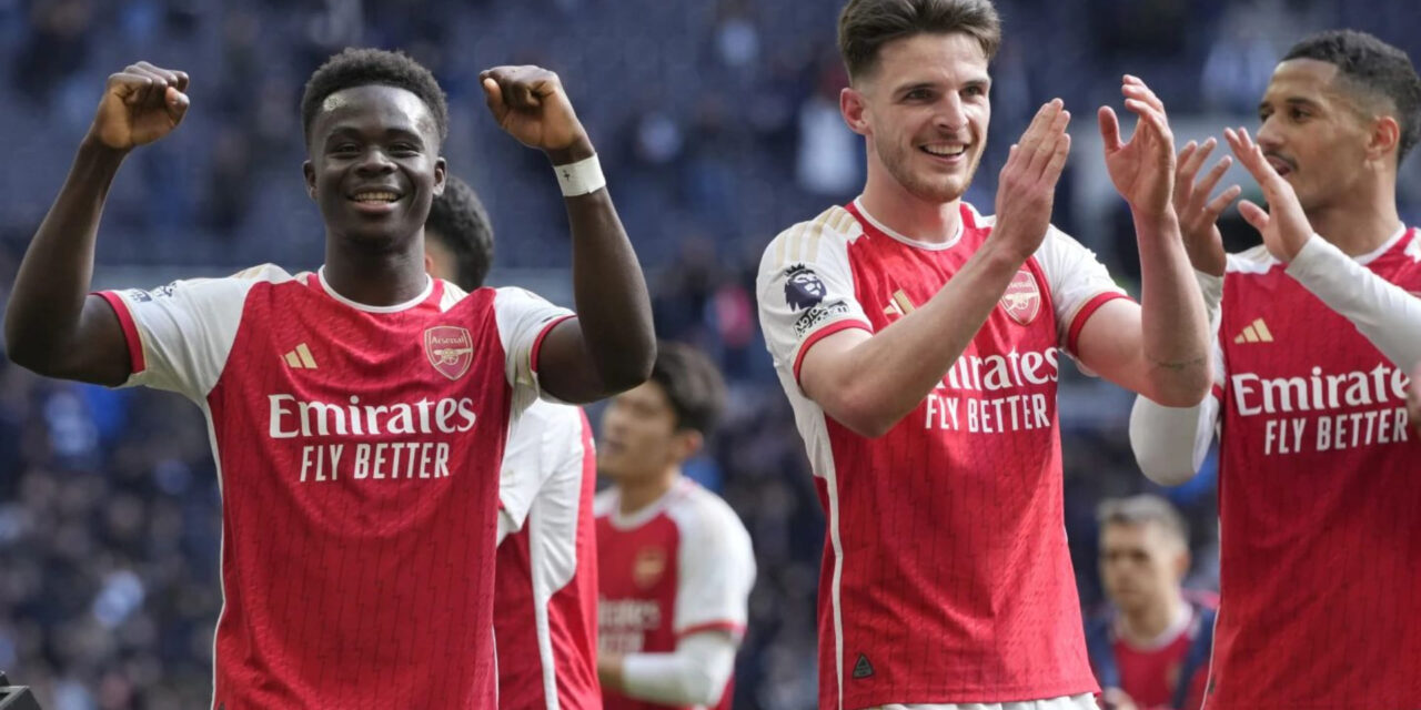 Arsenal sobrevive a susto ante Tottenham y extiende su liderato a cuatro puntos en la Liga Premier