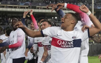 Con doblete de Mbappé, PSG remonta ante Barcelona