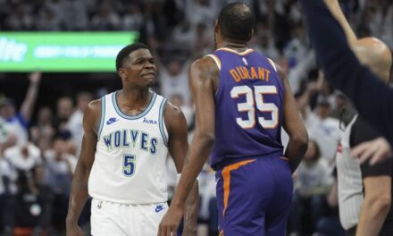 Timberwolves derrotan a Suns 120-95 en el 1er partido de serie, con 33 puntos de Edwards