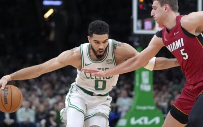 Con su triple-doble Tatum guía victoria de Celtics ante Heat, 114-94 en el juego 1 de la serie