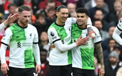 Liverpool cede puntos al empatar 2-2 con Man United. Arsenal toma el liderato
