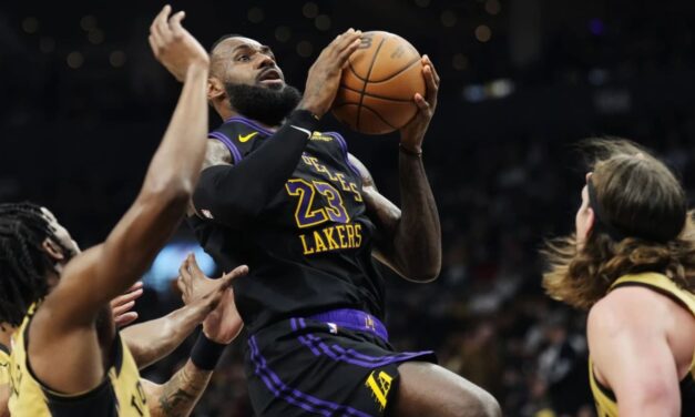 James consigue 23 puntos; Lakers derrotan a decaídos Raptors, 128-111