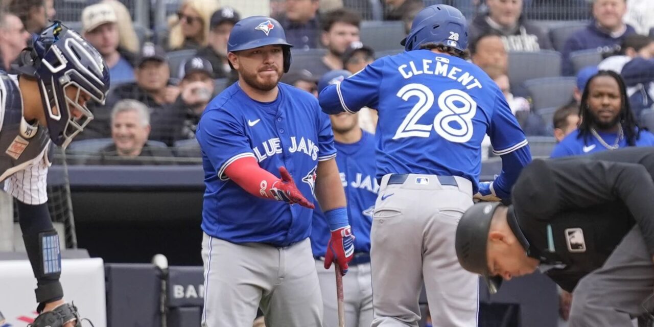 Con jonrón de Clement, Azulejos vencen 3-0 a Yankees en el primer juego de Nueva York en casa