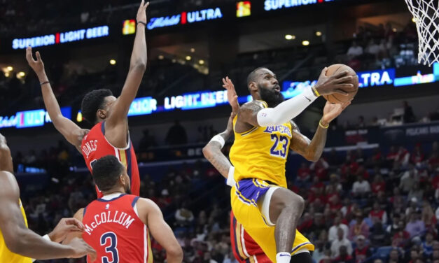 Lakers aseguran un lugar en los playoffs con victoria sobre los Pelicans.