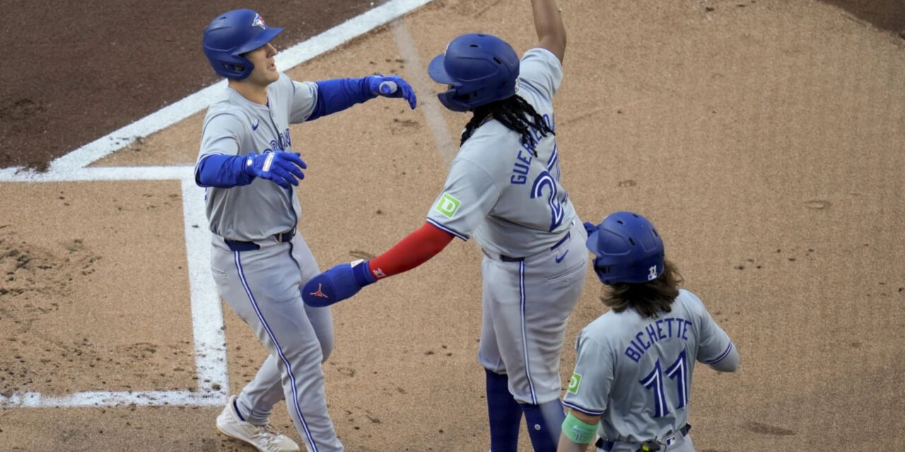 Jonrón de 3 carreras de Varsho lleva a la victoria de los Azulejos por 5-2 sobre los Padres