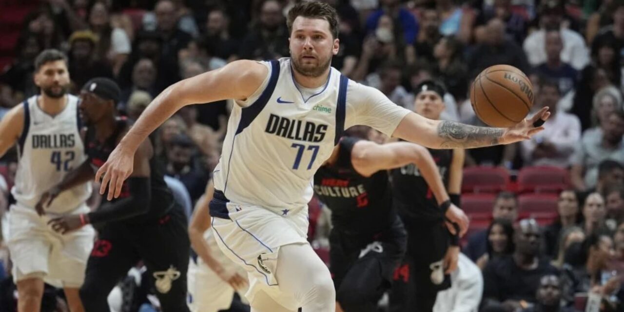 Doncic consigue 29 puntos; Mavs vencen 111-92 a Heat y conquistan el Suroeste