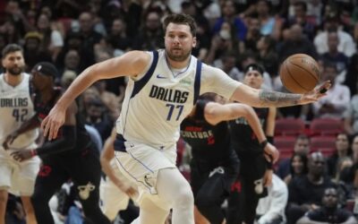 Doncic consigue 29 puntos; Mavs vencen 111-92 a Heat y conquistan el Suroeste