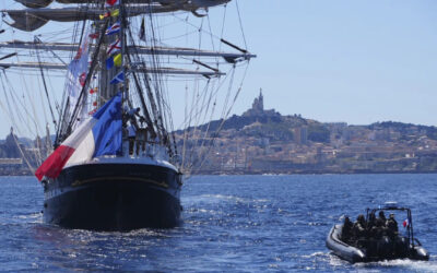 El velero con la llama de los Juegos Olímpicos llega a Marsella