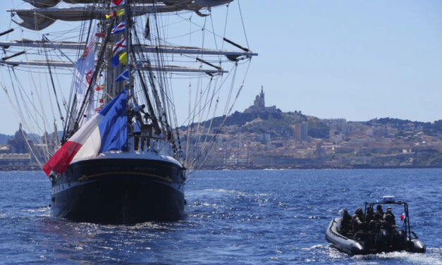 El velero con la llama de los Juegos Olímpicos llega a Marsella