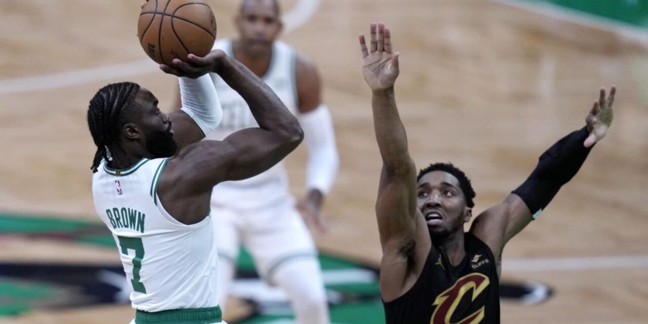 Brown y White lucen en los triples; Celtics pegan primero en serie ante Cavs