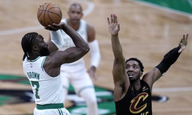 Brown y White lucen en los triples; Celtics pegan primero en serie ante Cavs