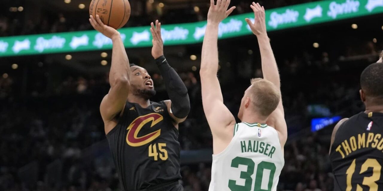 Mitchell ayuda a que Cavs apaleen 118-94 a Celtics para igualar semifinal del Este