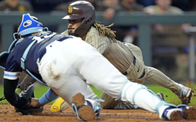 Cronenworth produce tres carreras en racimo de nueve en la 8va; Padres superan 11-8 a Reales
