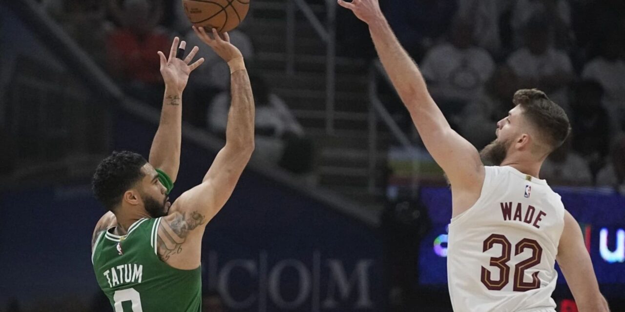 Tatum logra 33 puntos; Celtics vencen a Cavs y recuperan ventaja en la serie