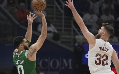 Tatum logra 33 puntos; Celtics vencen a Cavs y recuperan ventaja en la serie