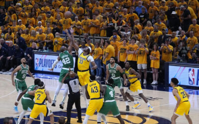 Holiday ayuda a Celtics a vencer 114-111 a Pacers para ampliar a 3-0 su ventaja en final del Este