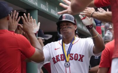 Con jonrón de 2 carreras de Devers, Medias Rojas vencen 4-1 a Padres y evitan la barrida