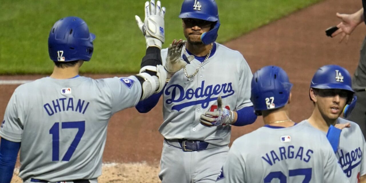 Dodgers evitan barrida gracias a jonrones de Betts, Freeman y Hernández. Vencen 11-7 a Piratas