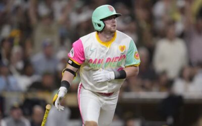 Cronenworth pega 5 hits, incluido jonrón, y Padres vencen 9-5 a Cerveceros; Tatis se lesiona