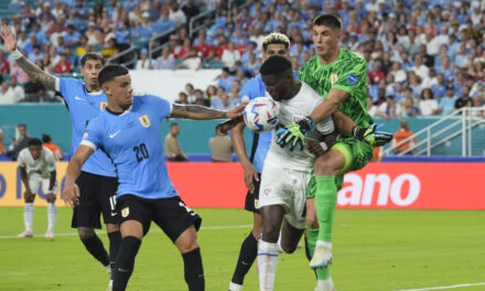 Uruguay derrota 3-1 a una porfiada Panamá en su debut en la Copa América