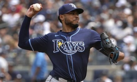 Bradley sigue sin perder en ocho aperturas y Rays aplastan 9-1 a Yankees