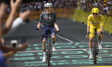 Vingegaard supera a Pogacar en el sprint para ganar la brutal 11ma etapa del Tour de France