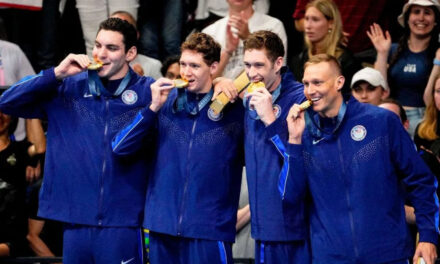 Estados Unidos consigue su primera medalla de oro en París con el relevo masculino en natación