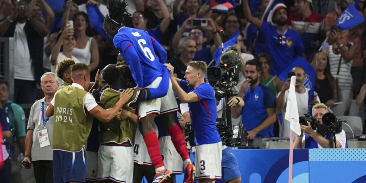 Francia somete 3-0 a EEUU y Marruecos supera a Argentina en alocado arranque de fútbol olímpico