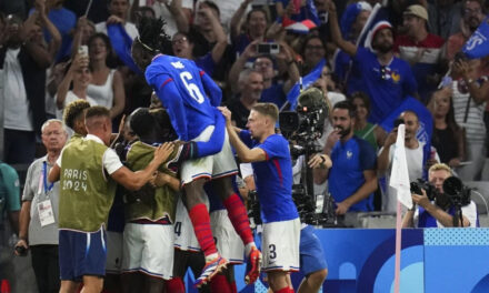 Francia somete 3-0 a EEUU y Marruecos supera a Argentina en alocado arranque de fútbol olímpico