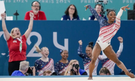 Simone Biles y EEUU se redimen con oro olímpico en la gimnasia