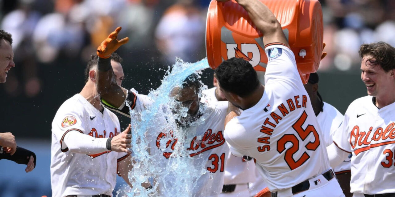 Orioles ganan 6-5 y mantienen primer lugar gracias a errores de Yankees