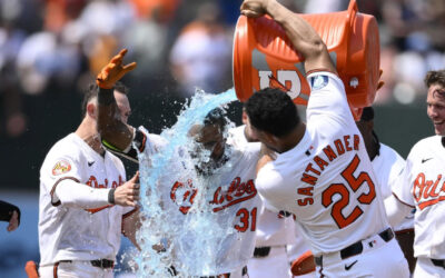 Orioles ganan 6-5 y mantienen primer lugar gracias a errores de Yankees