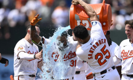 Orioles ganan 6-5 y mantienen primer lugar gracias a errores de Yankees