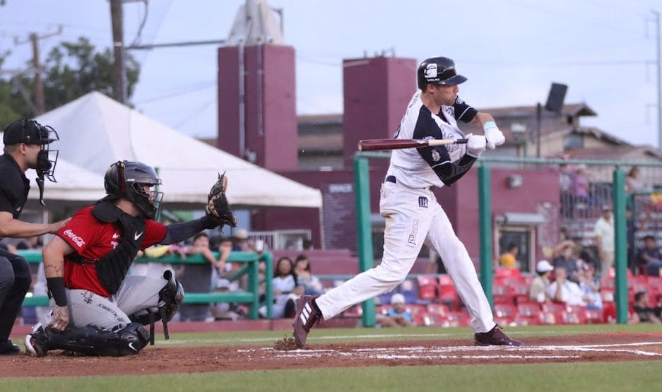 Toros de Tijuana se quitó una desventaja de seis carreras pero al final falló el último relevo y se marcó la derrota por 9-8 ante Tecolotes de los Dos Laredos