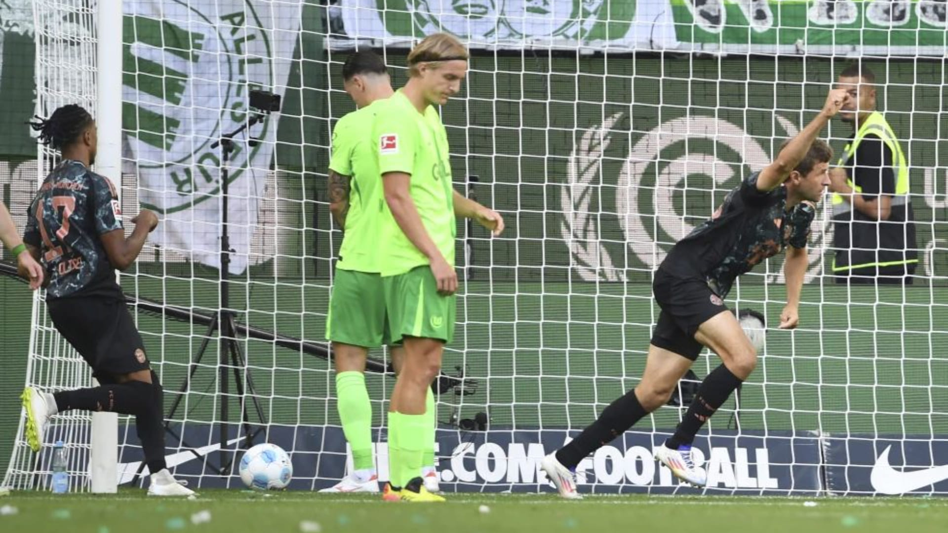 Bayern Múnich vence 3-2 a Wolfsburg en el debut de Kompany en la Bundesliga