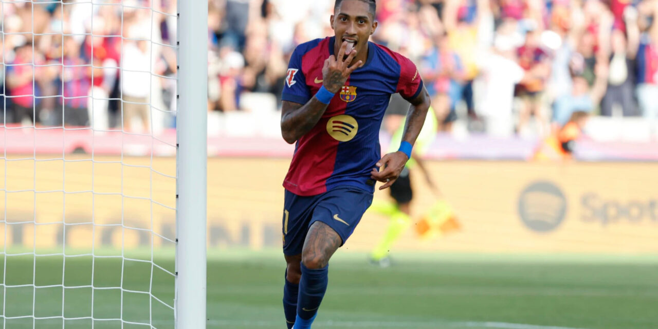 Raphinha celebra un “hat trick” con el que el Barcelona goleó 7-0 al Valladolid