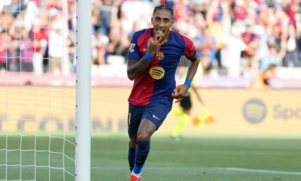 Raphinha celebra un “hat trick” con el que el Barcelona goleó 7-0 al Valladolid