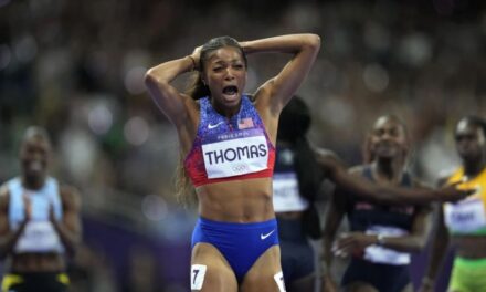 Gabby Thomas corre hacia la medalla de oro de los 200 metros para Estados Unidos