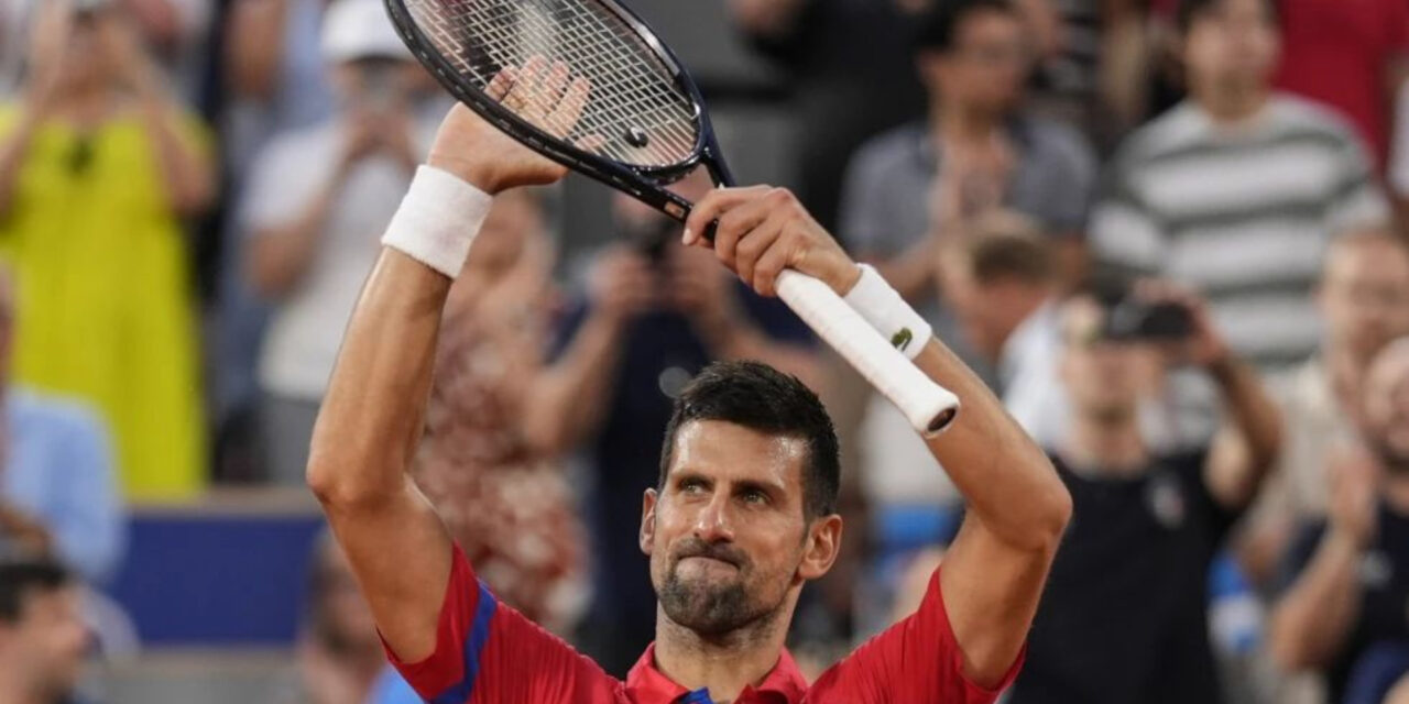 Pese a molestia en rodilla, Djokovic vence a Tsitsipas en los Juegos Olímpicos