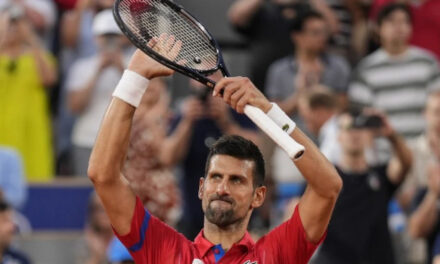 Pese a molestia en rodilla, Djokovic vence a Tsitsipas en los Juegos Olímpicos