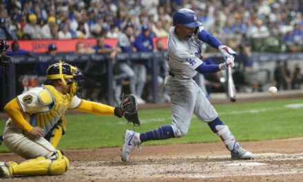 Betts jonronea en su regreso de una lesión, Ohtani lo respalda y los Dodgers ganan 5-2 a Cerveceros