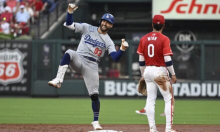 Betts y Kiermaier suenan cuadrangulares; Dodgers vienen de atrás para superar 7-6 a los Cardenales