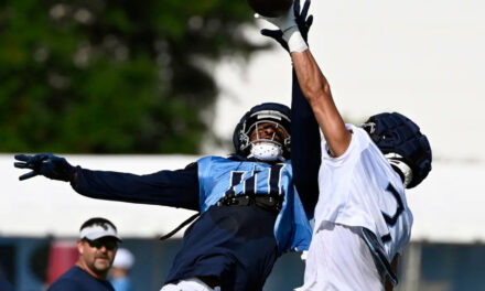 Hopkins podría quedar fuera de 4 a 6 semanas con los Titans por lesión de rodilla