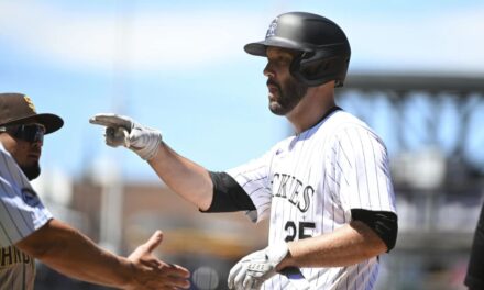 Sencillo productor de Stallings ayuda a Rockies a vencer 3-2 a Padres