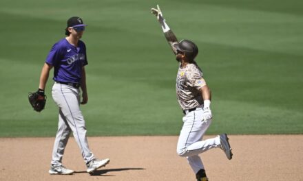 Peralta suena cuadrangular y se roba otro en la paliza de Padres frente a Rockies