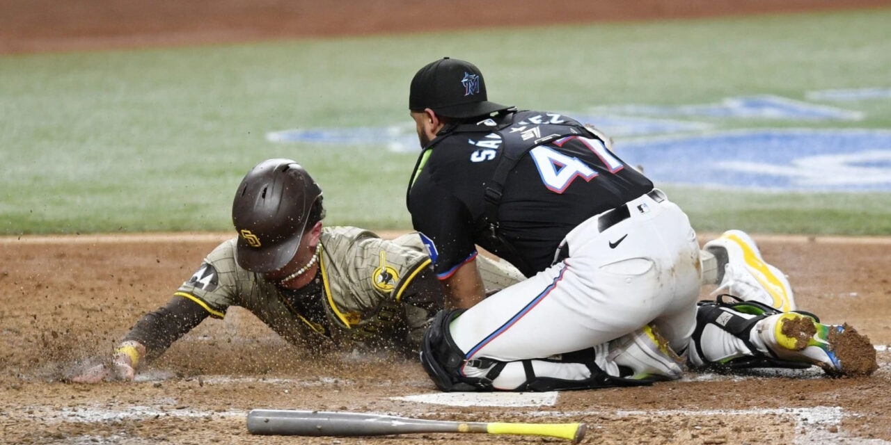 Doble de 2 carreras de Manny Machado en la 10ma ayudan a Padres a remontar y vencer 6-2 a Marlins