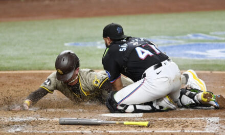 Doble de 2 carreras de Manny Machado en la 10ma ayudan a Padres a remontar y vencer 6-2 a Marlins