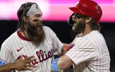 Filis ganan con imparable de Harper en el 10ma entrada ante Hader para superar 3-2 a los Astros