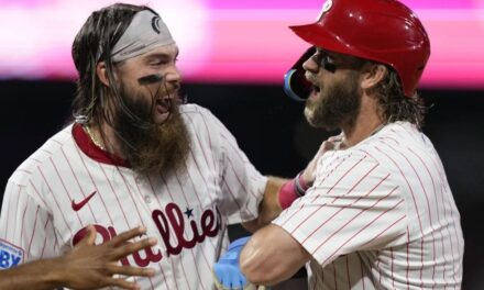 Filis ganan con imparable de Harper en el 10ma entrada ante Hader para superar 3-2 a los Astros